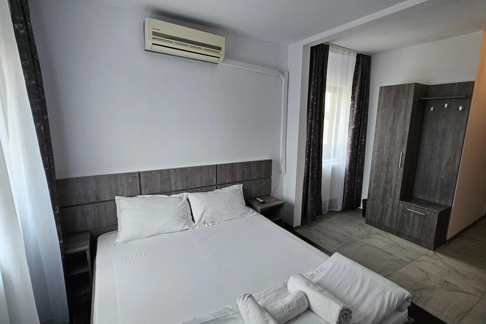 Flamingo Hotel Pitesti Ngoại thất bức ảnh