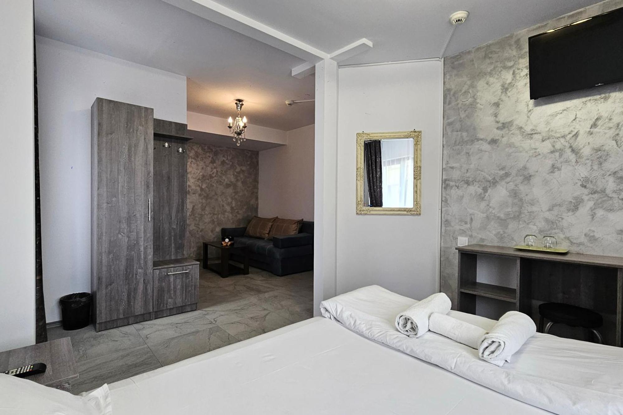 Flamingo Hotel Pitesti Ngoại thất bức ảnh