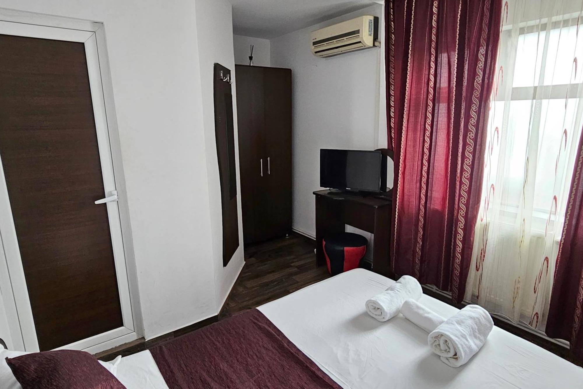 Flamingo Hotel Pitesti Ngoại thất bức ảnh